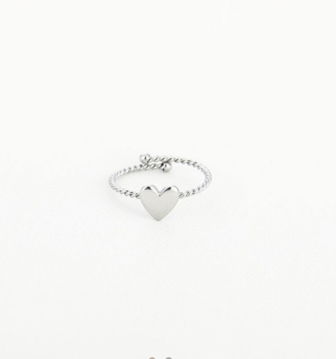 Twist heart ring